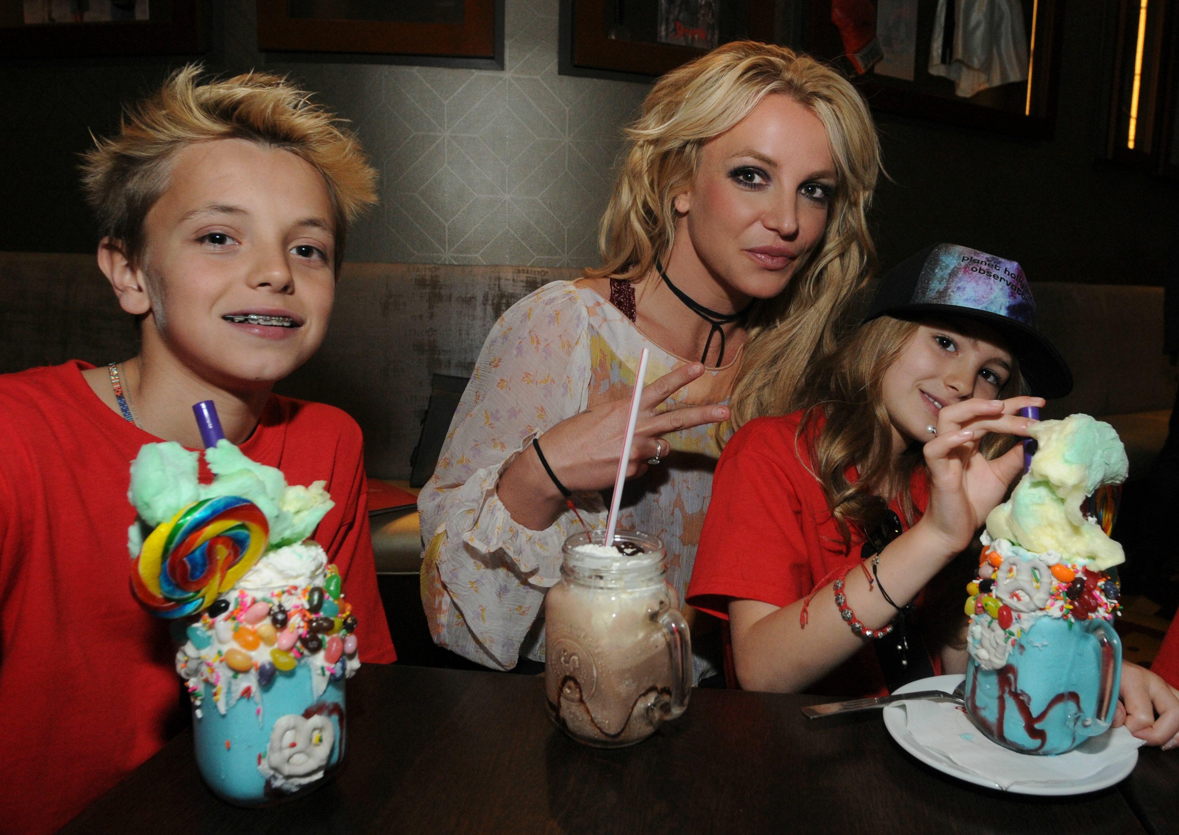 Britney Spears Niece Maddie Aldridge Disney World 04