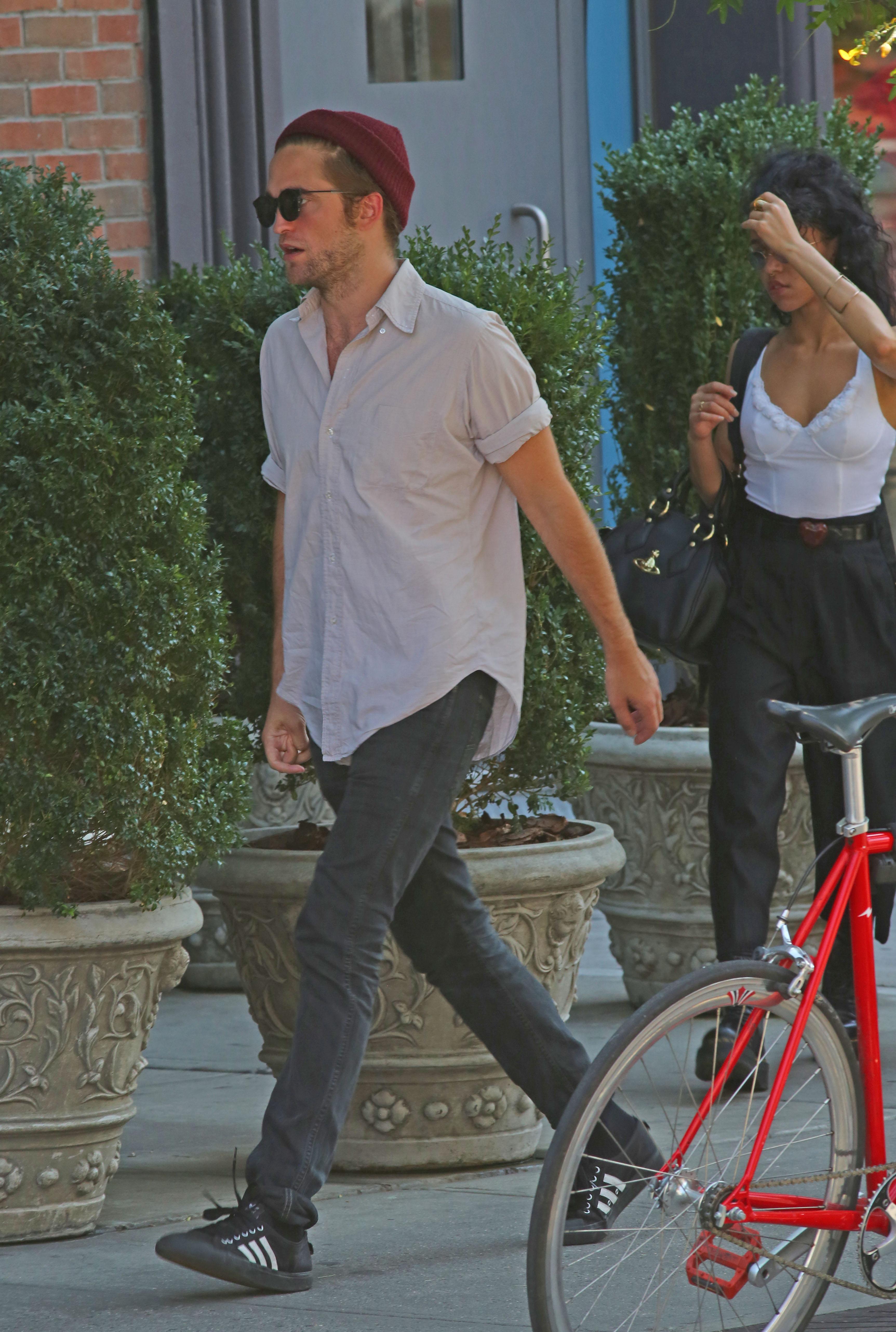 Robert Pattinson spotted walking around NYC with FKA Twigs and friends today