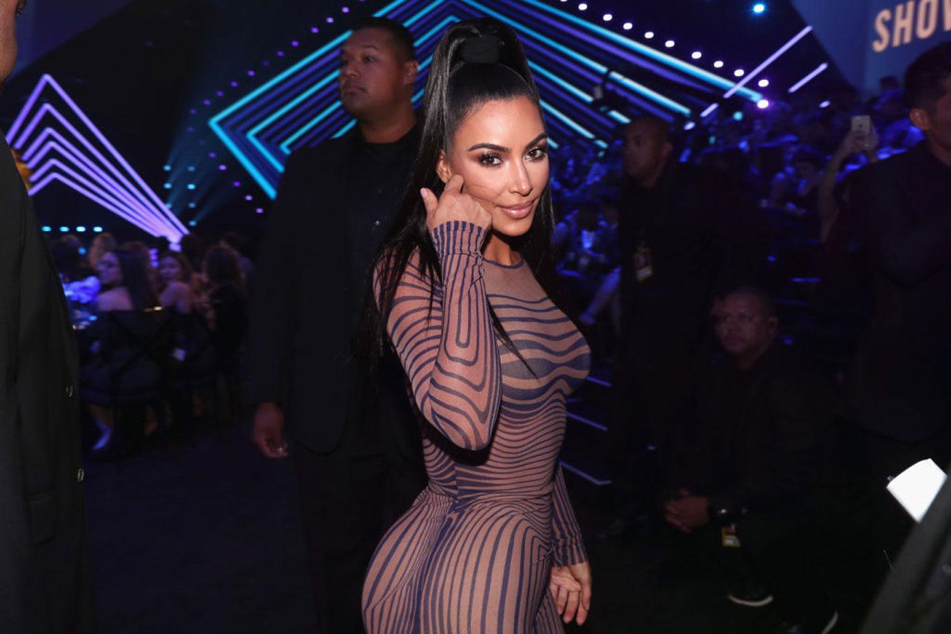 Kim Kardashian Poses At An Award Show