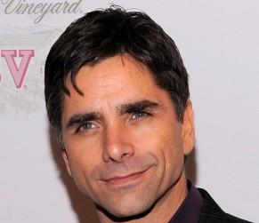 2010__04__John_Stamos_April19news 291×300.jpg