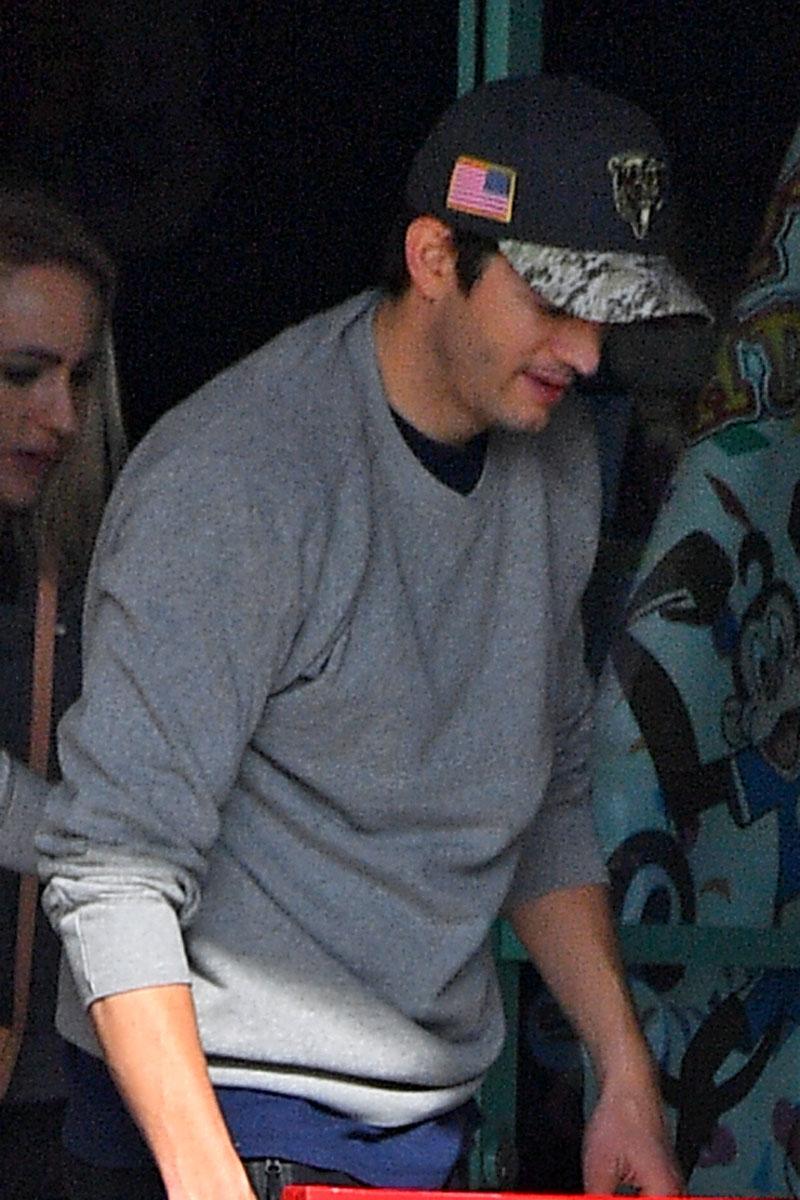 Ashton kutcher daddy daughter day wyatt mila kunis family newborn kids 02