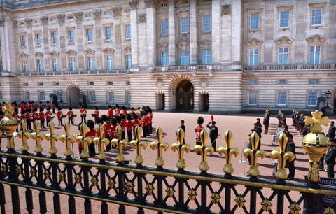 queen elizabeth ii not fond prince charles plans buckingham palace museum