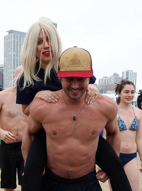 lady gaga wants taylor kinney back