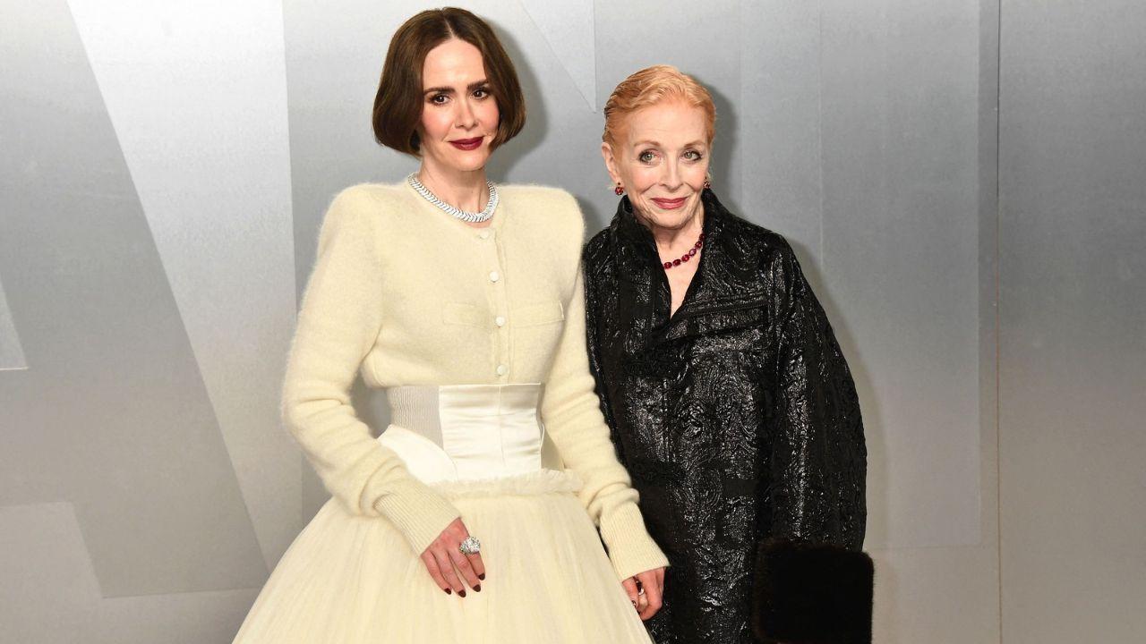 image of Paulson revealed that she and Taylor fall asleep holding hands despite living separately.