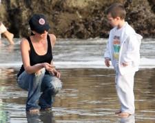 2010__02__Victoria_Beckham_Feb1_2 225×178.jpg