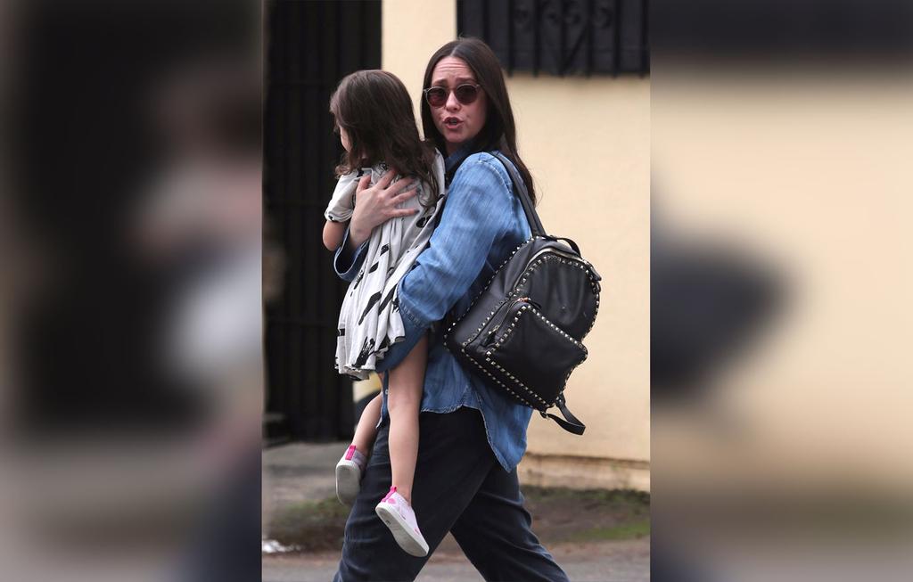 An Injured Jennifer Love Hewitt Takes 3-Year-Old Daughter Out For Ice ...