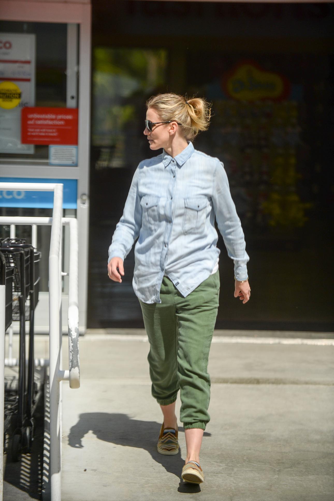 EXCLUSIVE: **PREMIUM EXCLUSIVE RATES APPLY**A noticeably fuller figured Cameron Diaz shops at Petco with husband Benji Madden in Studio City