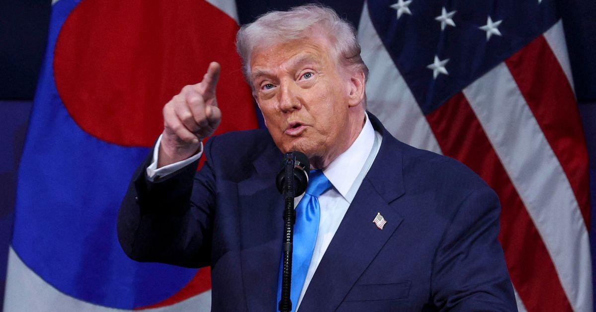 donald trump grips handrail avoids falling air force one south korea