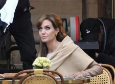 2010__02__angelina_jolie_feb22_main 225×164.jpg