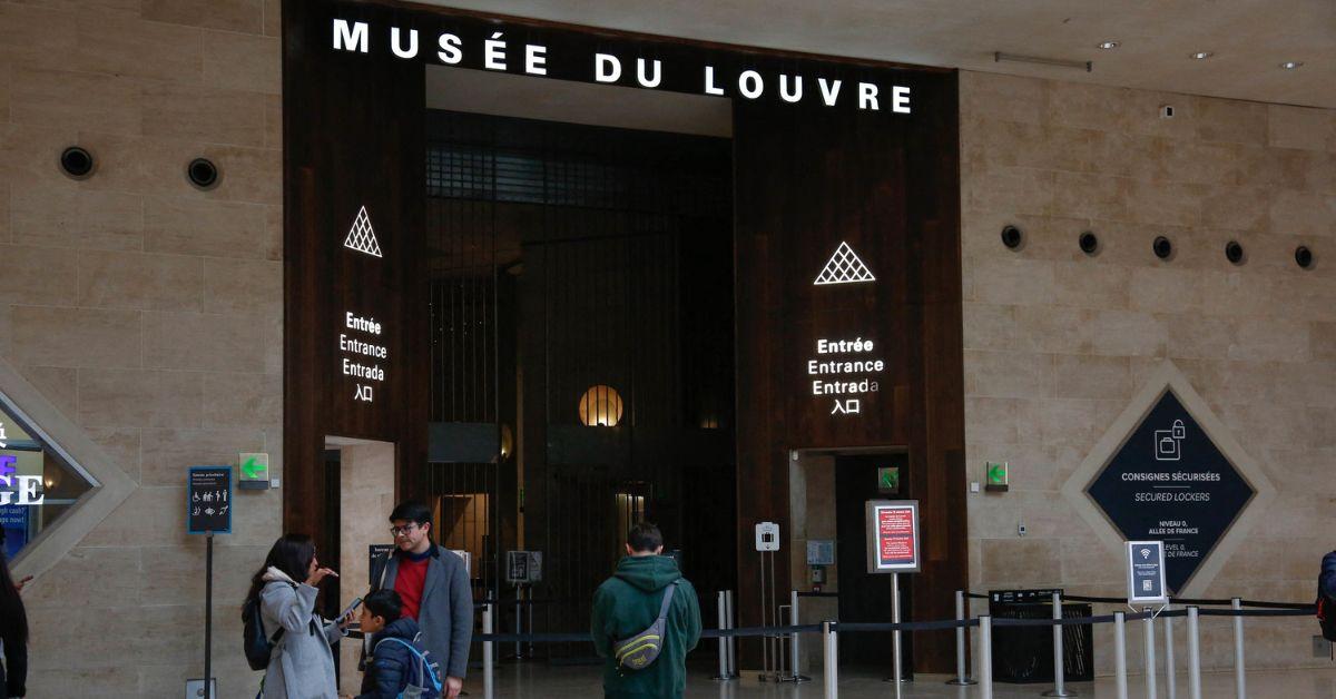 Image of A group of people robbed the Louvre on October 19.