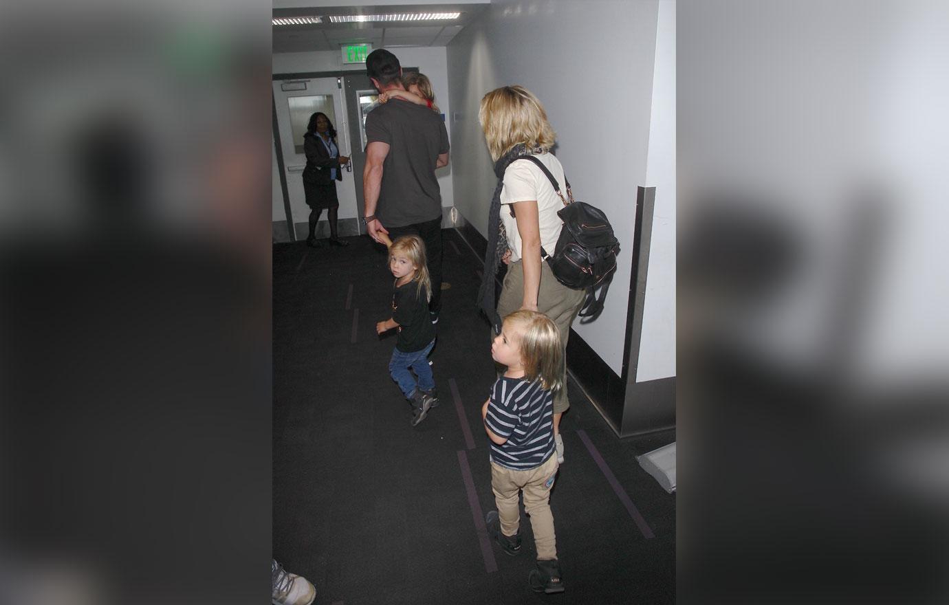 Chris hemsworth elsa pataky lax airport 5