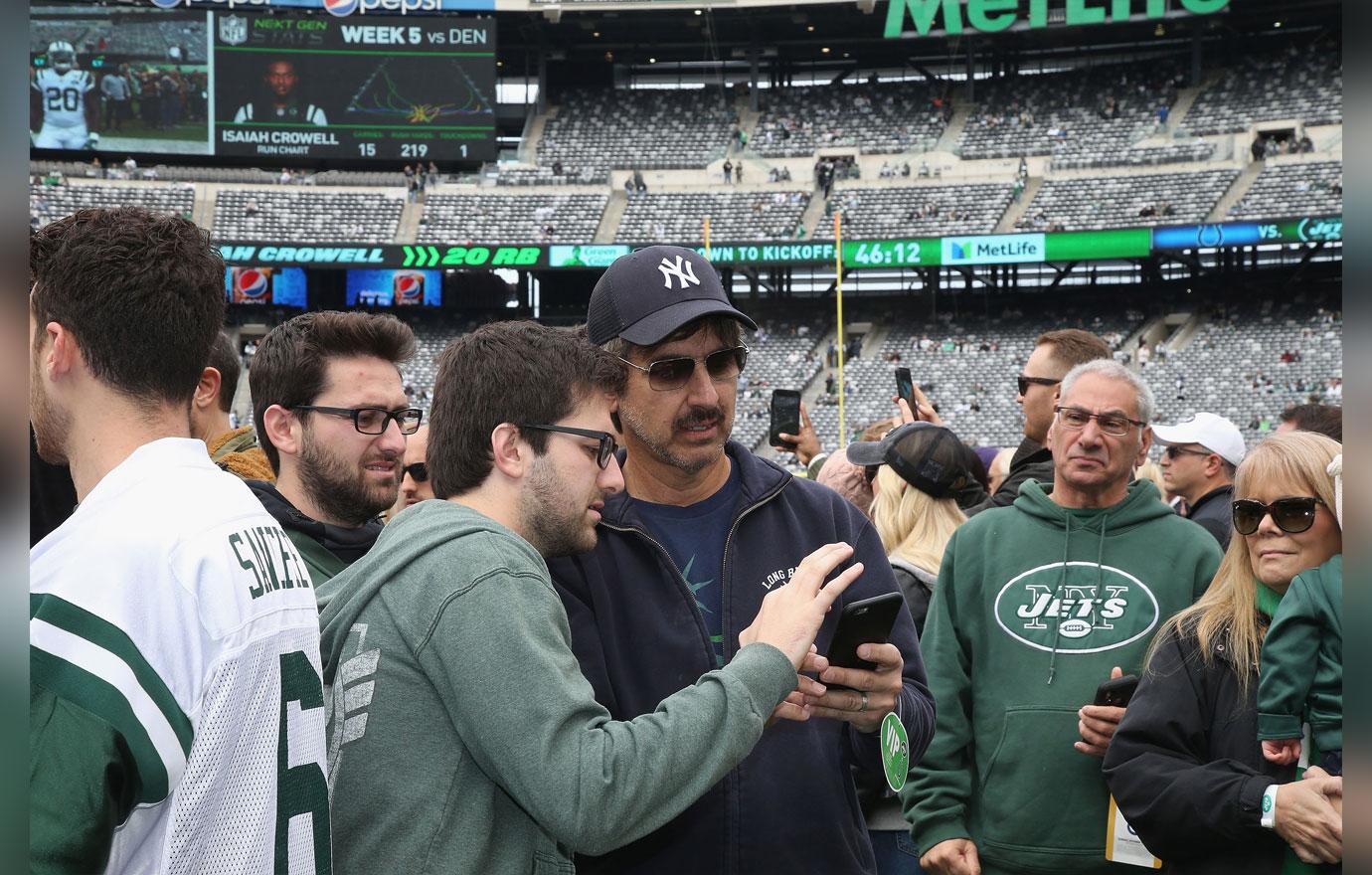 Actor Ray Romano attends the New York Jets vs the Indianapolis Colts  News Photo - Getty Images