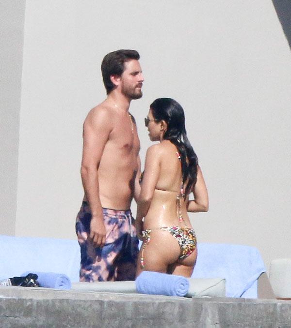 Ffn_clasos_kardashian_disick_couple_111216_52230154