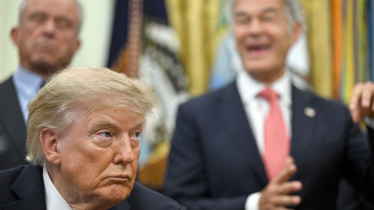 Photo of Lee said Trump's stunning unpopularity is weighing on him. 