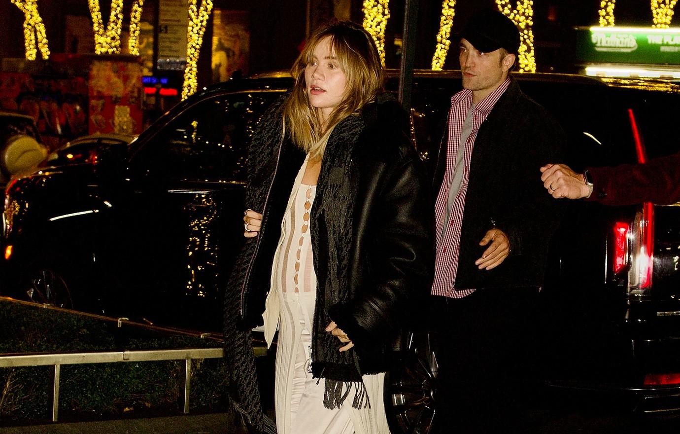 suki waterhouse did not read any books before baby robert pattinson google great