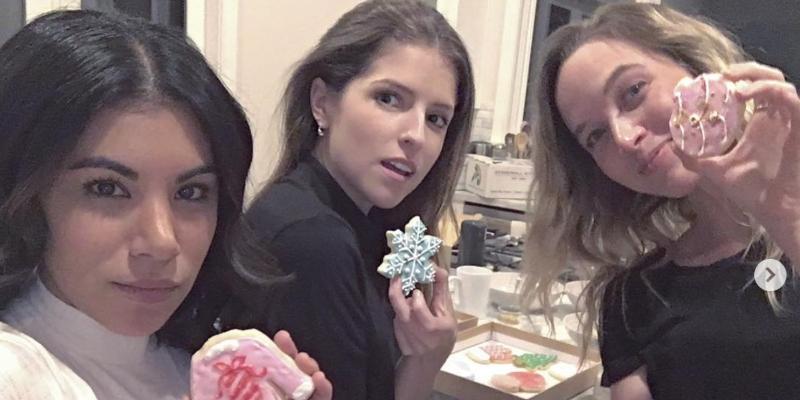 Anna Kendrick xmas selfie with two friends