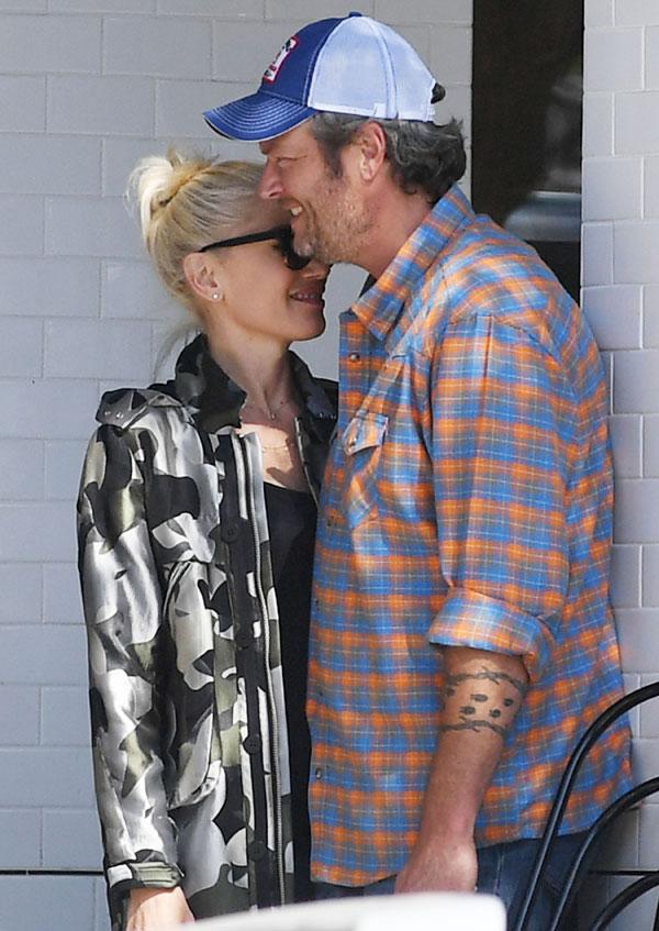 Gwen stefani blake shelton kissing photos 05