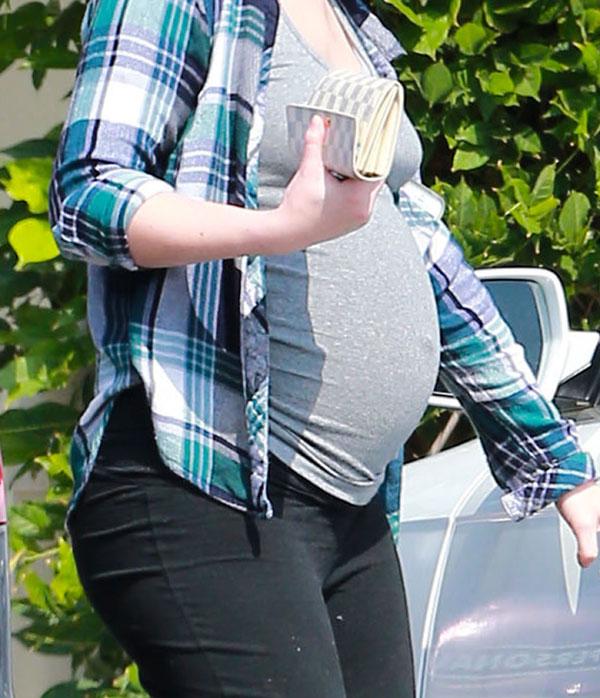 Leighton meester first look pregnant photos 02