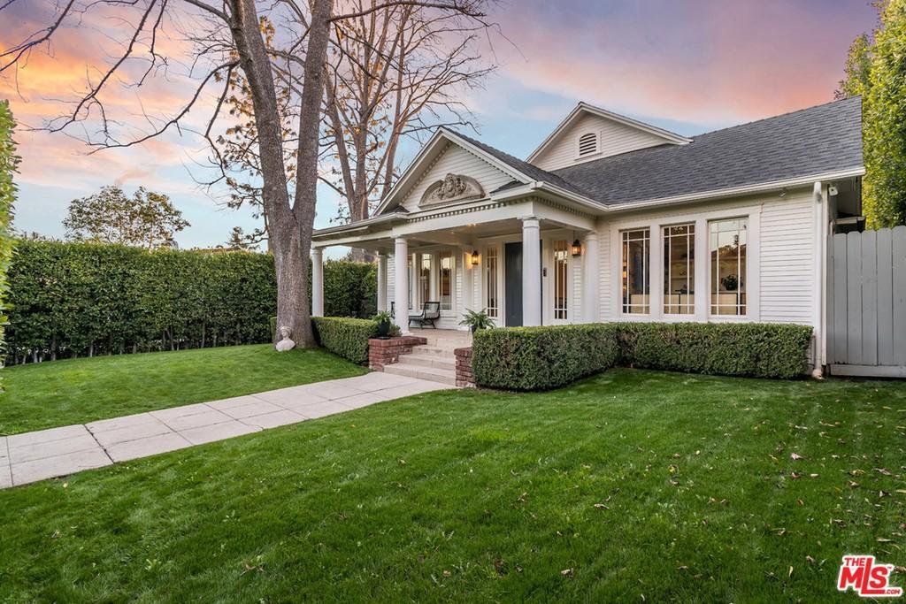 lena dunham house frontyard