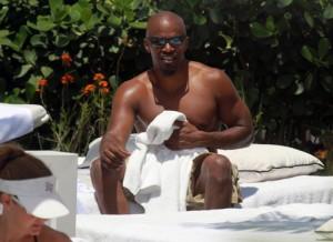 2010__08__Jamie_Foxx_Aug2_45 300×218.jpg