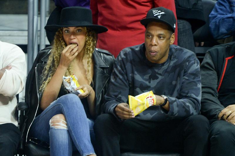 Beyonce and Jay Z munch on chips court side at the Clippers vs Thunder game