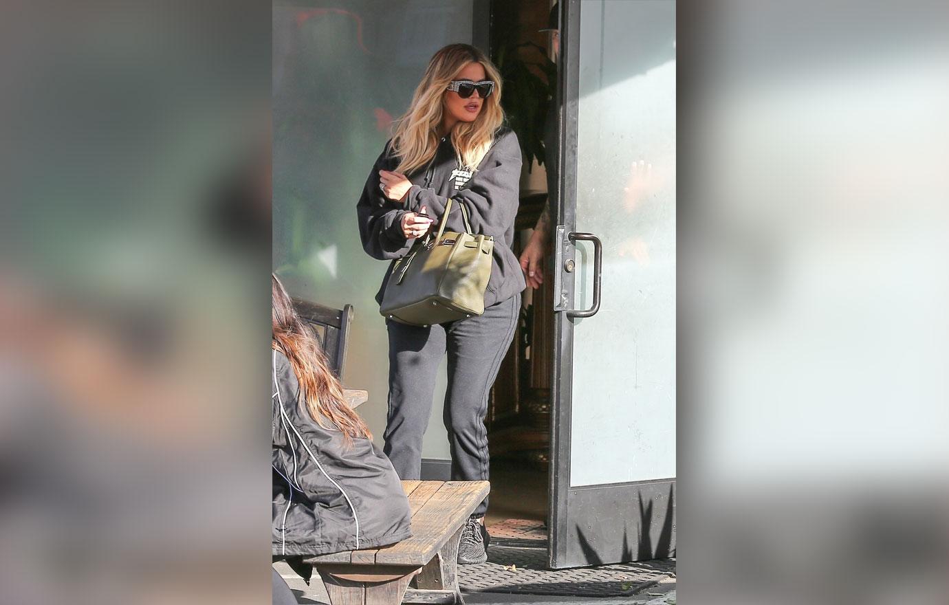 Khloe kardashian hides baby bump