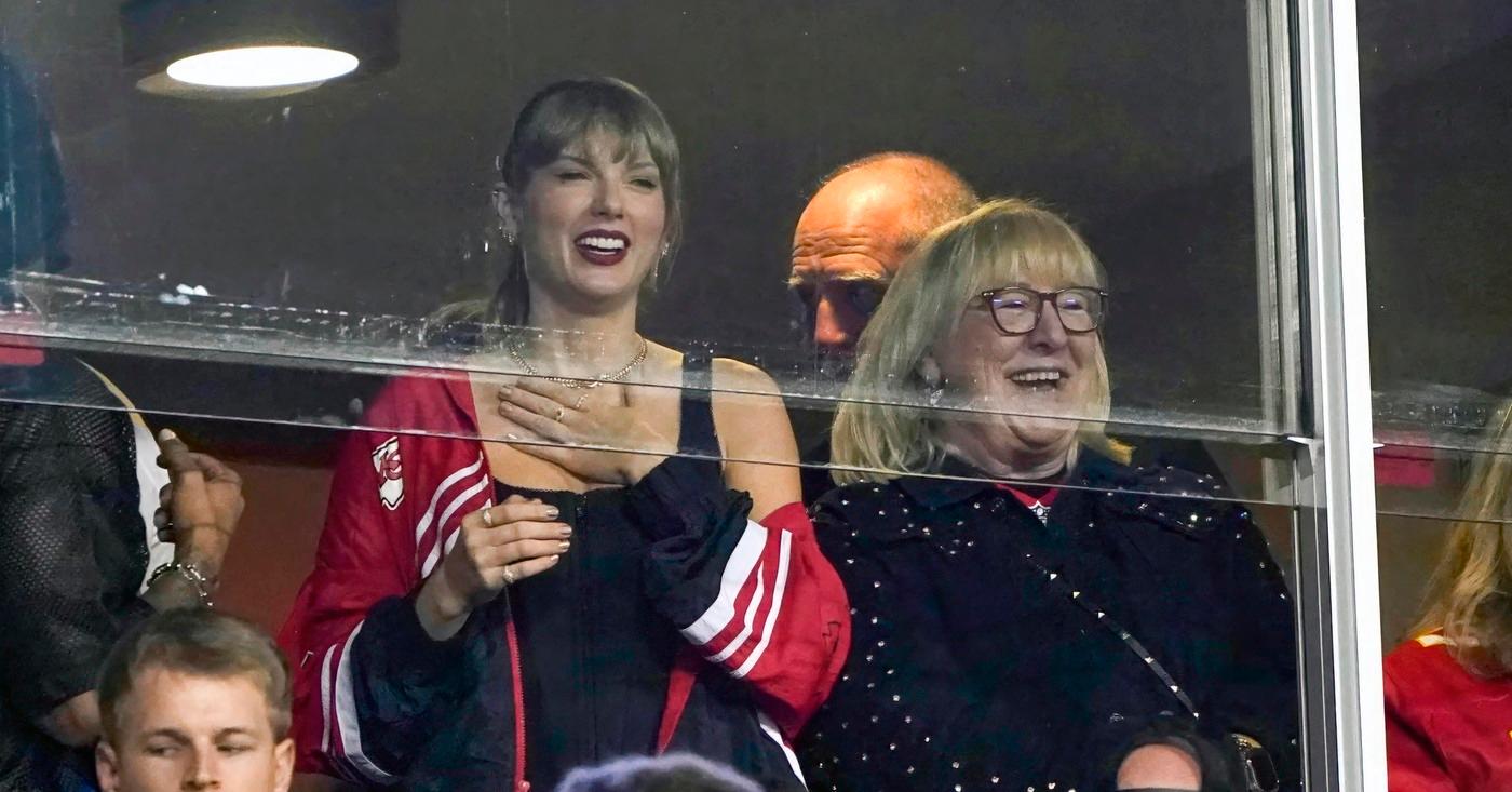 Travis Kelce apologises to Taylor Swift's father after concert blunder, Lifestyle