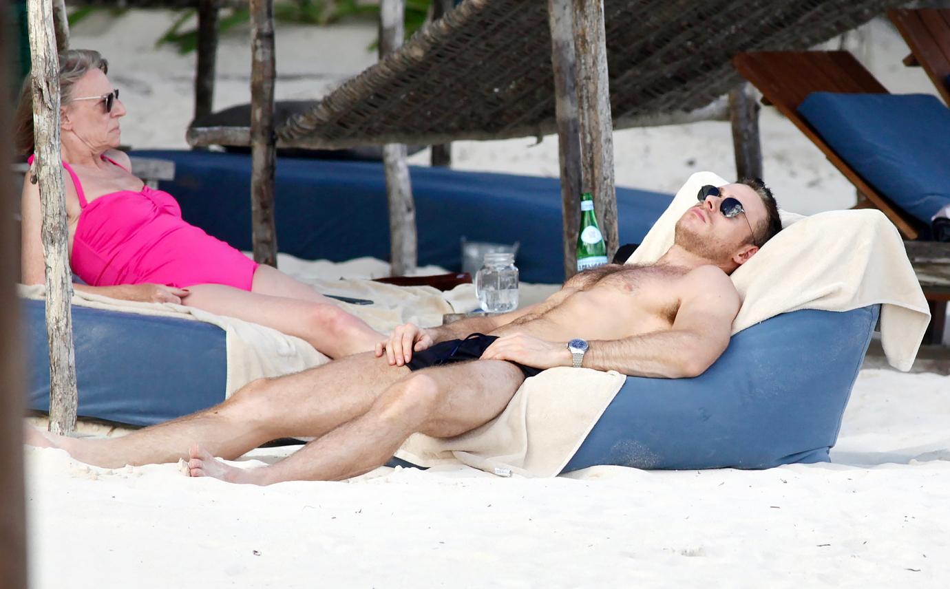 bodyguard star richard madden shows off fit physique in mexico photos