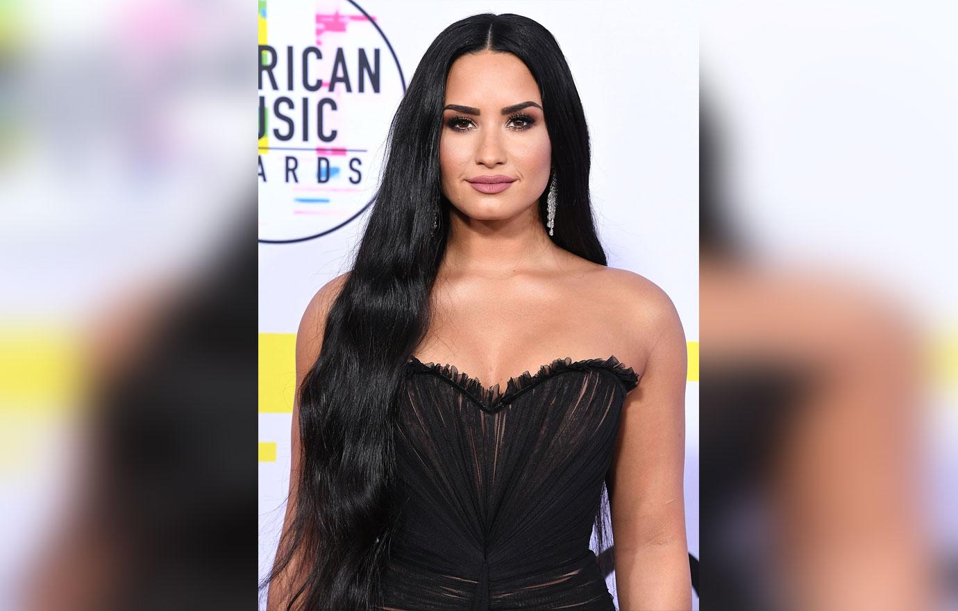 Demi Lovato Caught Selling Fake Autographs To Fans