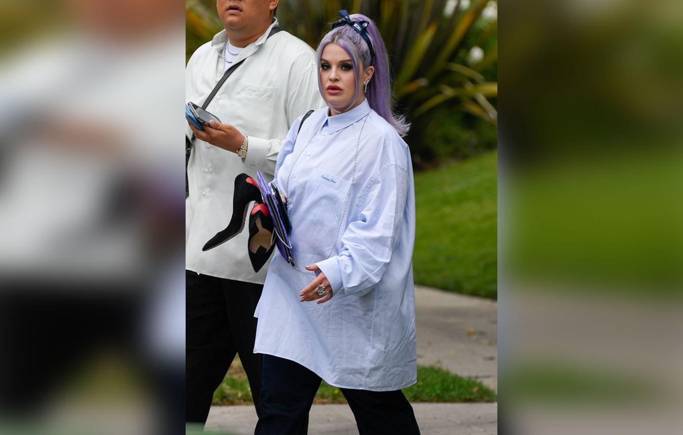 kelly osbourne flaunts bump public appearance