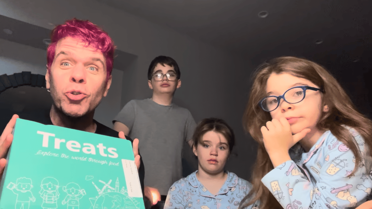 photo of Perez Hilton's mom and sister are allegedly seeking custody of his children amid his mental health crisis.