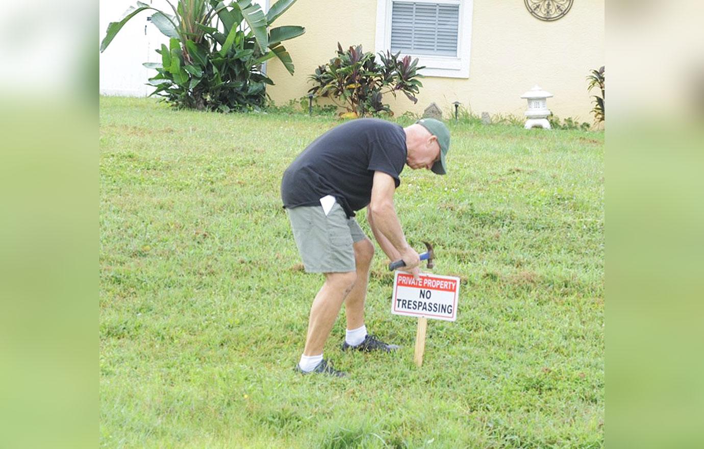 chris laundrie no trespassing sign front lawn florida home brian laundrie death