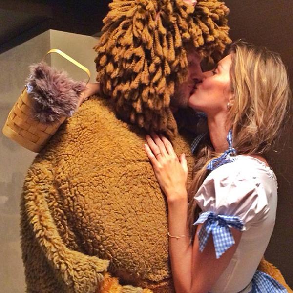 costume #couplescostume #tombradyandgisele Gisele Bundchen and Tom