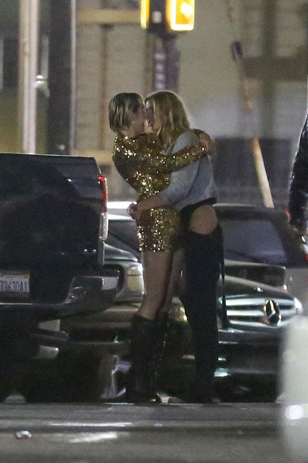 *PREMIUM EXCLUSIVE* **NO WEB, WEB EMBARGO UNTIL 1PM PST ON JULY 02, 2015**  Miley Cyrus spotted passionately kissing blonde Victoria&#8217;s Secret Angel Stella Maxwell *MUST CALL FOR PRICING*