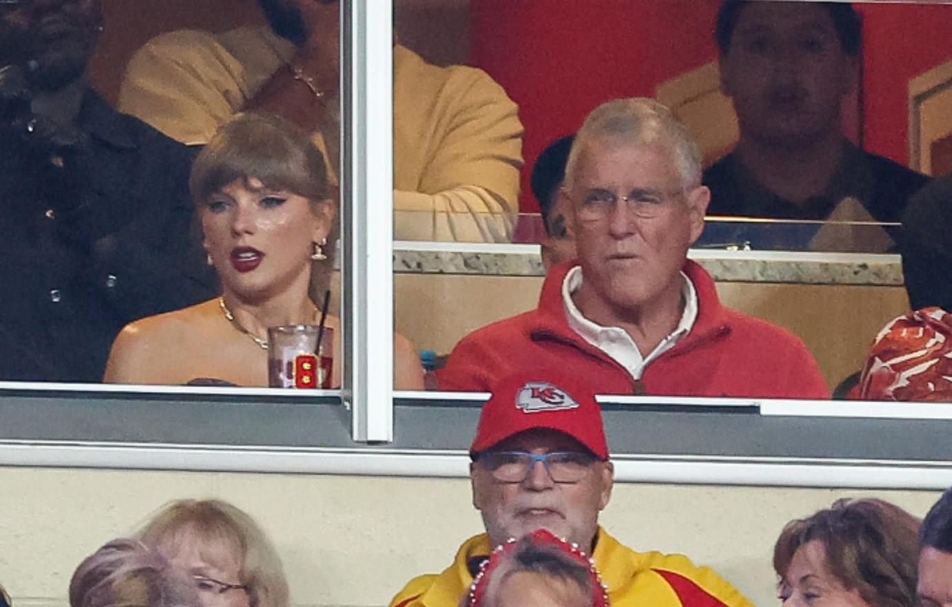 taylor swift dad scott loves boyfriend travis kelce past exes