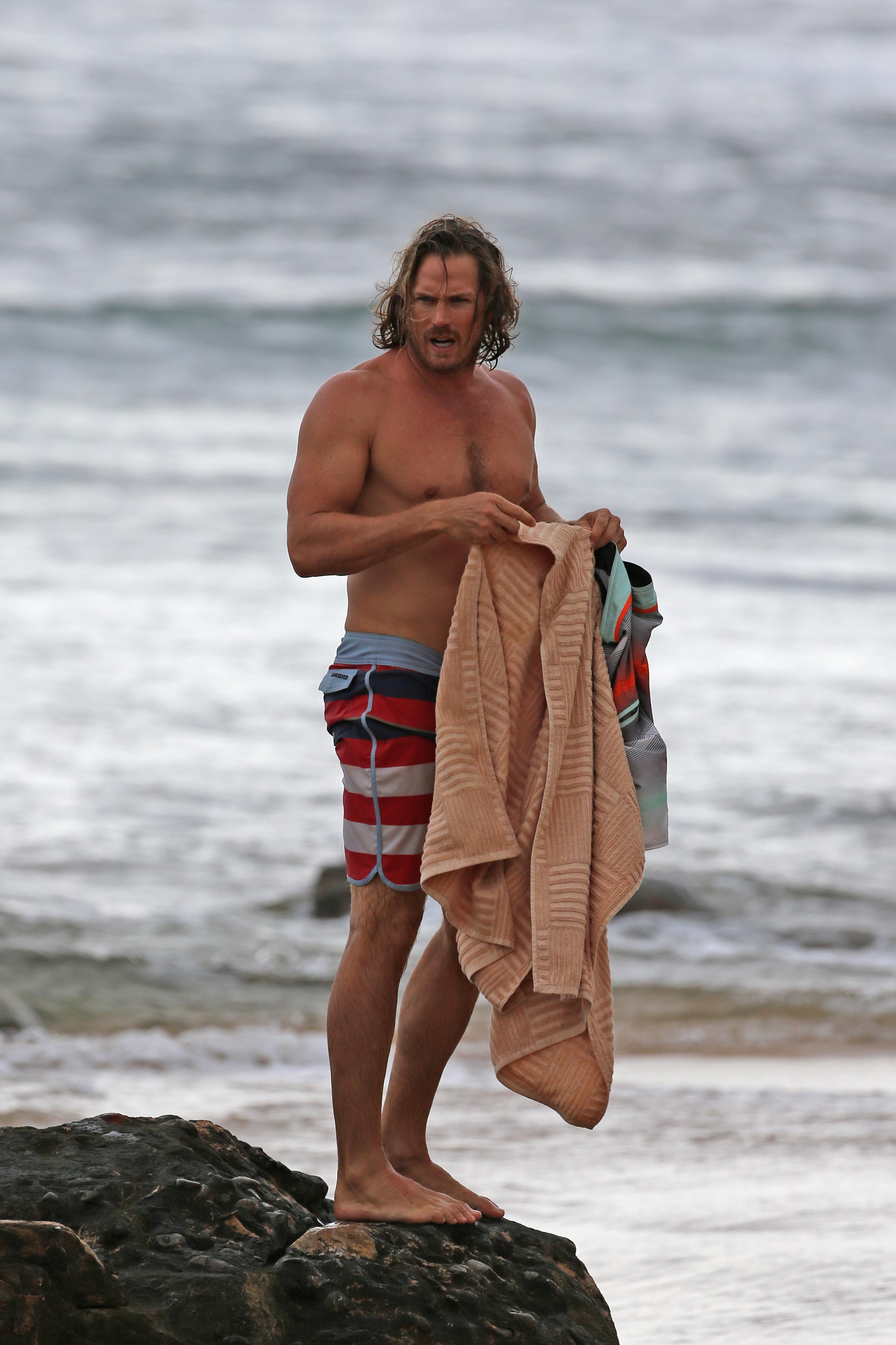 EXCLUSIVE: A shirtless Jason Lewis goes stand up paddle boarding while on vacation in Hawaii.