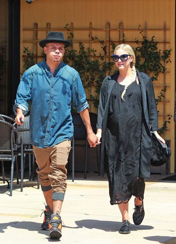 Pregnant ashlee simpson evan ross date lunch 05