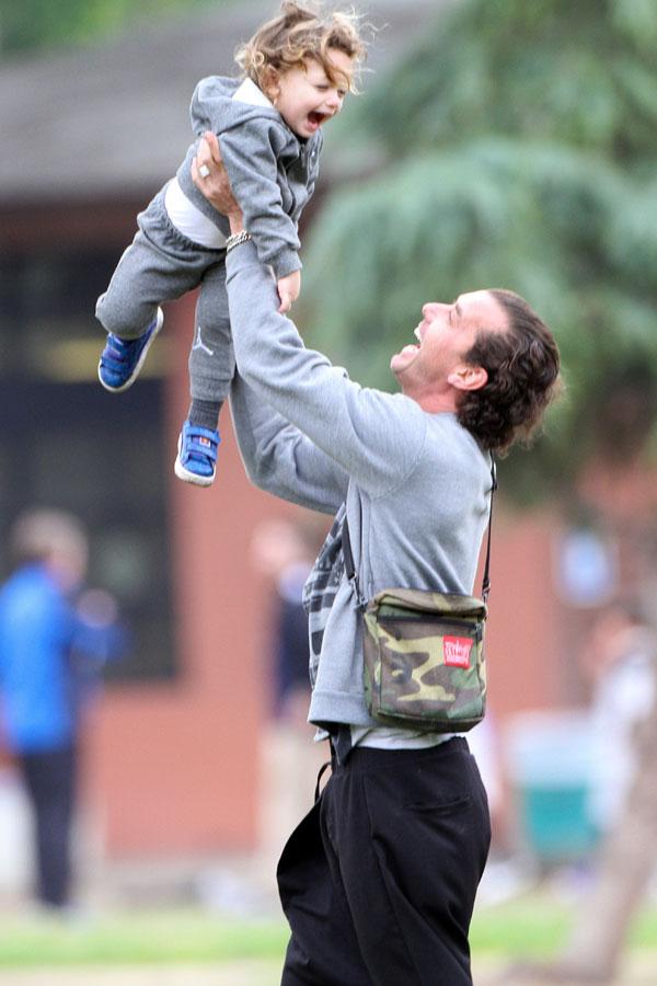 gavin rossdale wearing wedding ring