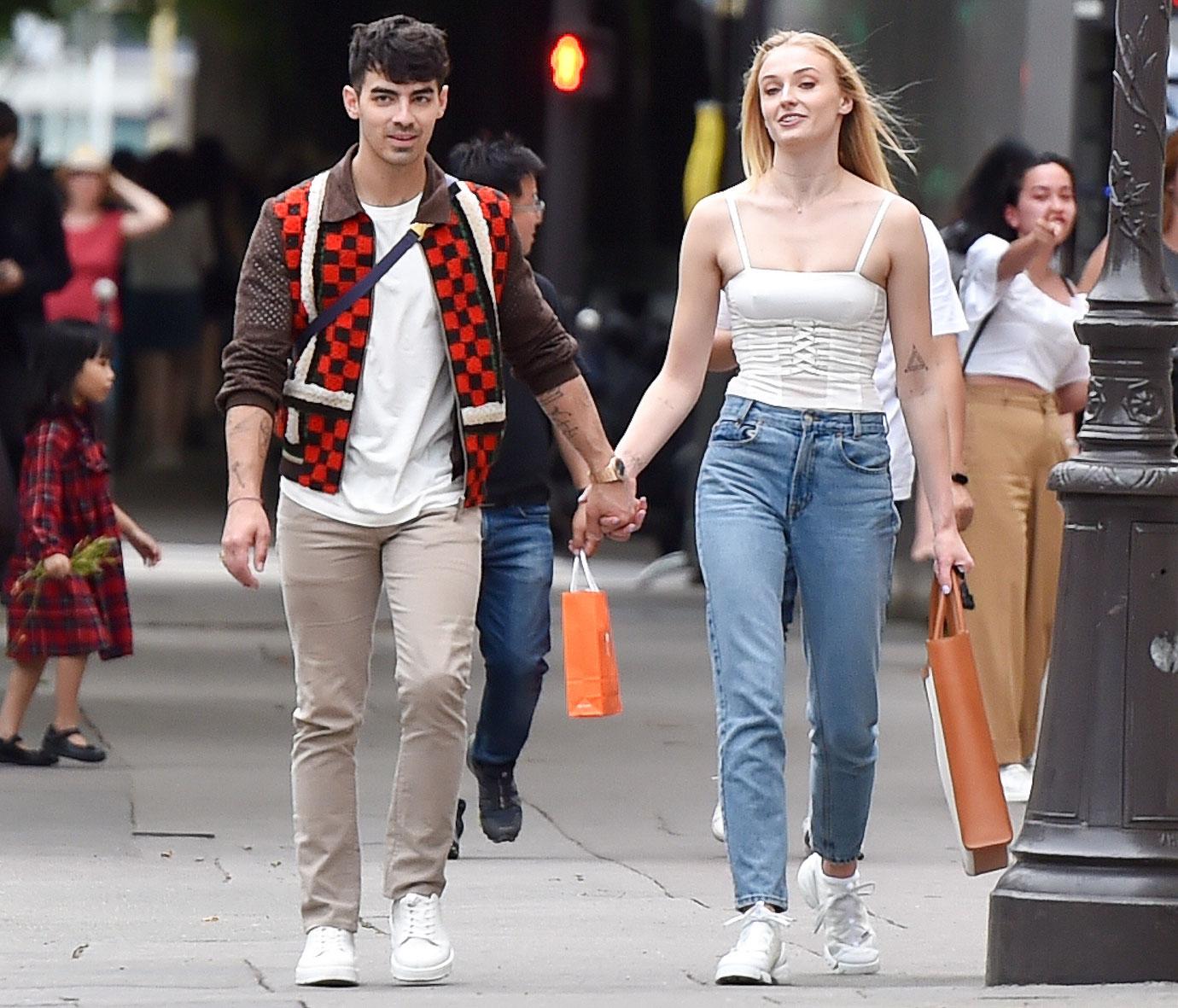 sophie turner hubby joe jonas holiday spirit his family dreads her crude sense of humor