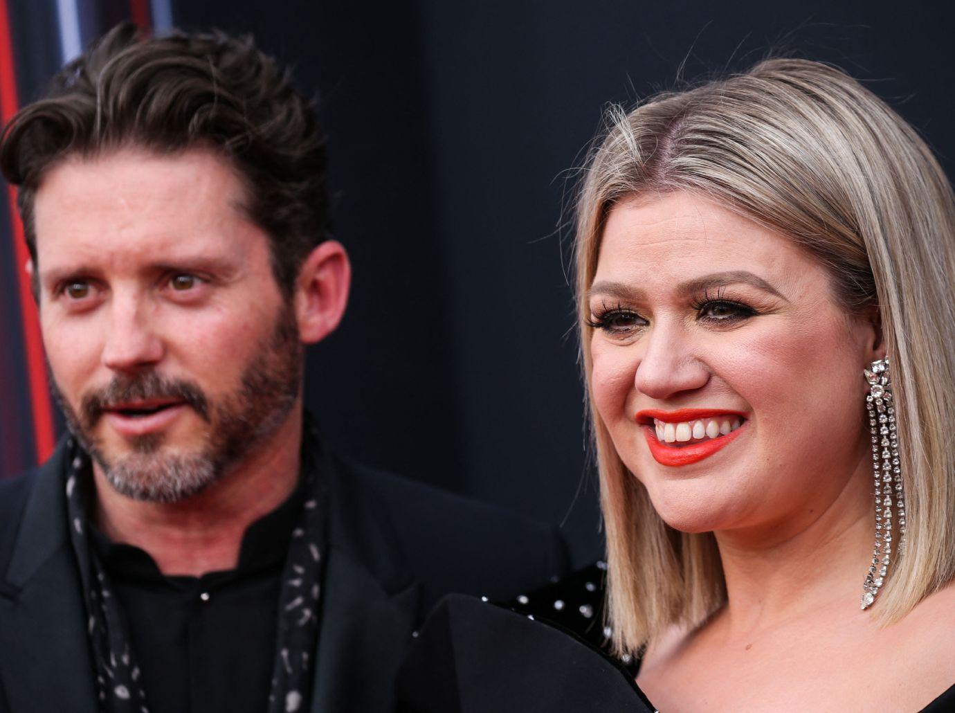 kelly clarkson brandon blackstock dismiss commissions lawsuit settle