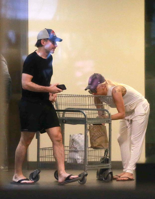 Exclusive… Lady Gaga And Christian Carino Haul Groceries To Their Condo ***NO USE W/O PRIOR AGREEMENT – CALL FOR PRICING***