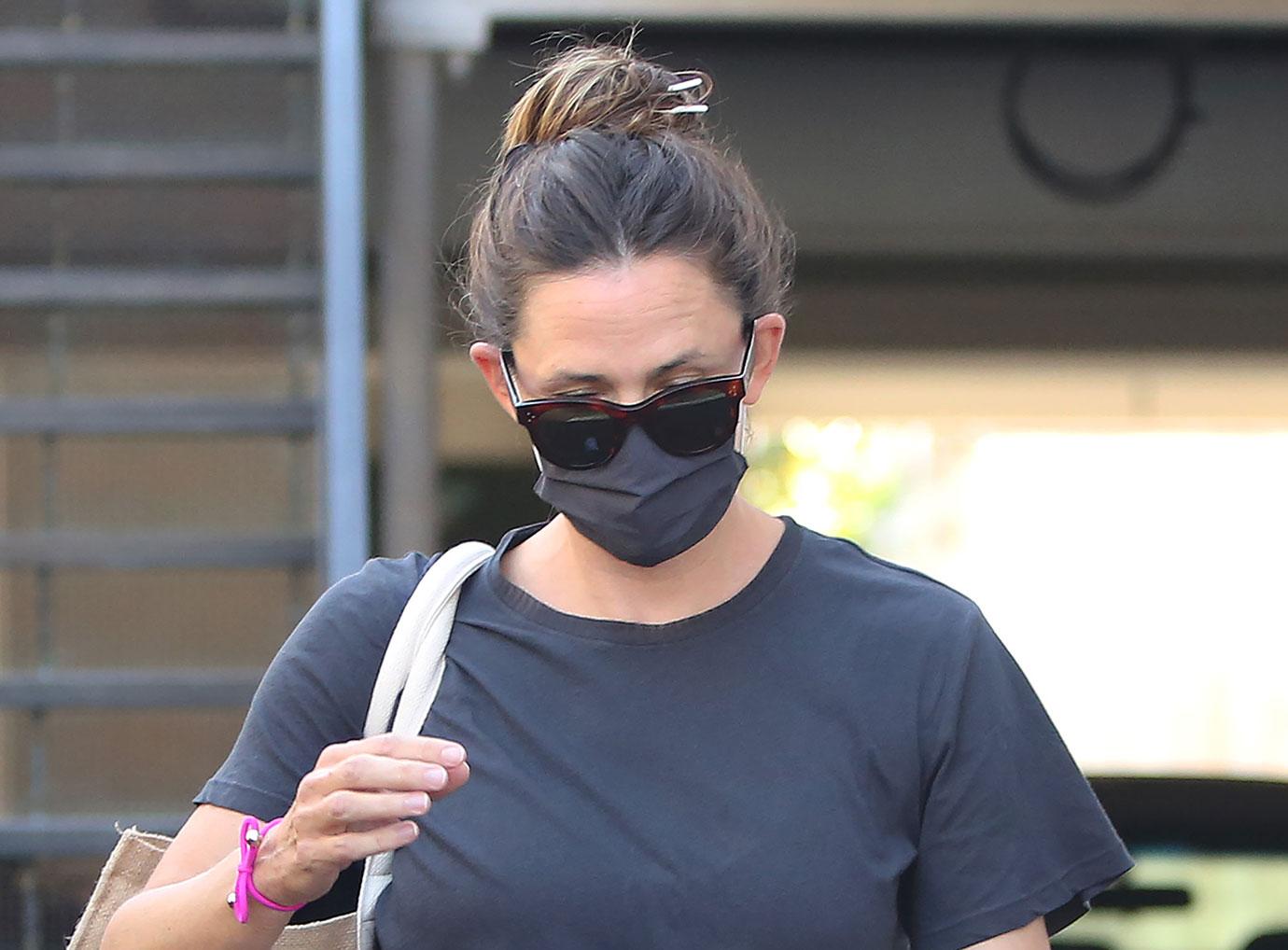 Celebs Out & About With Face Masks On: Jennifer Garner