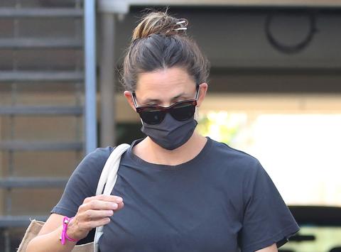 Celebs Out & About With Face Masks On: Jennifer Garner