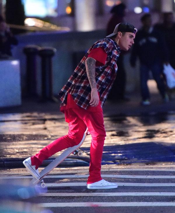 Justin biber skate boarding
