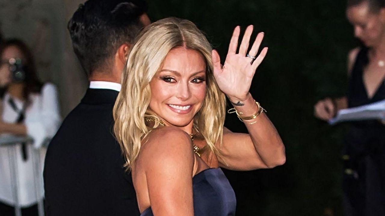 Image of Kelly Ripa reflected on landing a seat beside Regis Philbin before starring in sitcom show 'Hope and Faith.'