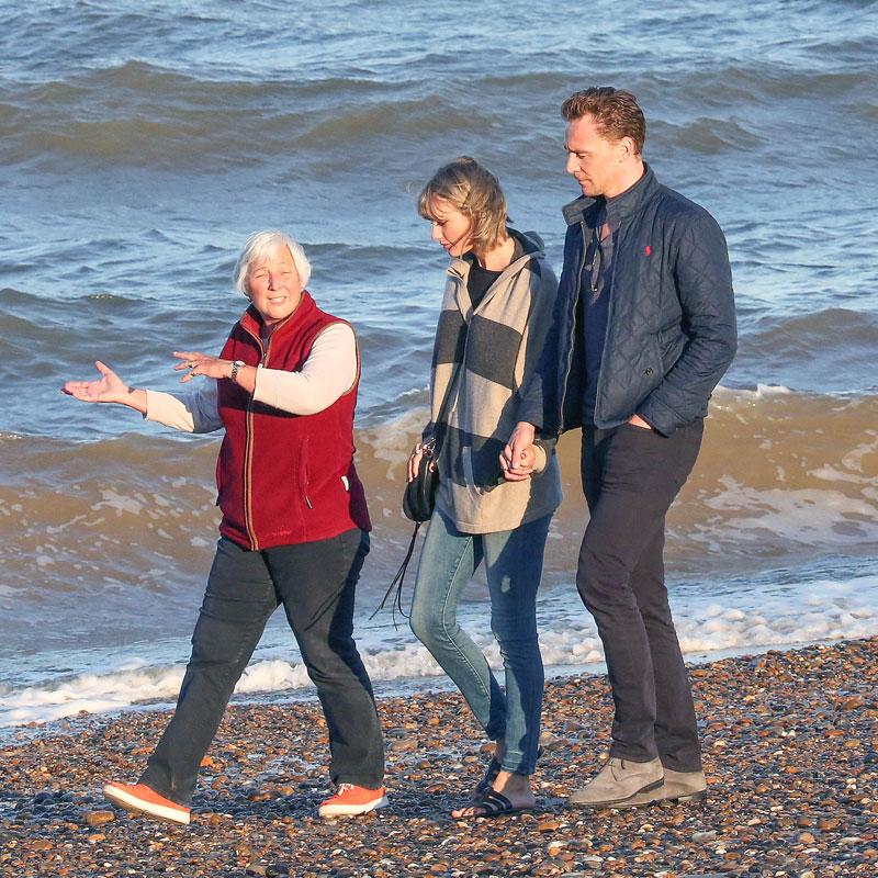 Taylor swift tom hiddleston hold hands cuddle beach date uk photos 07