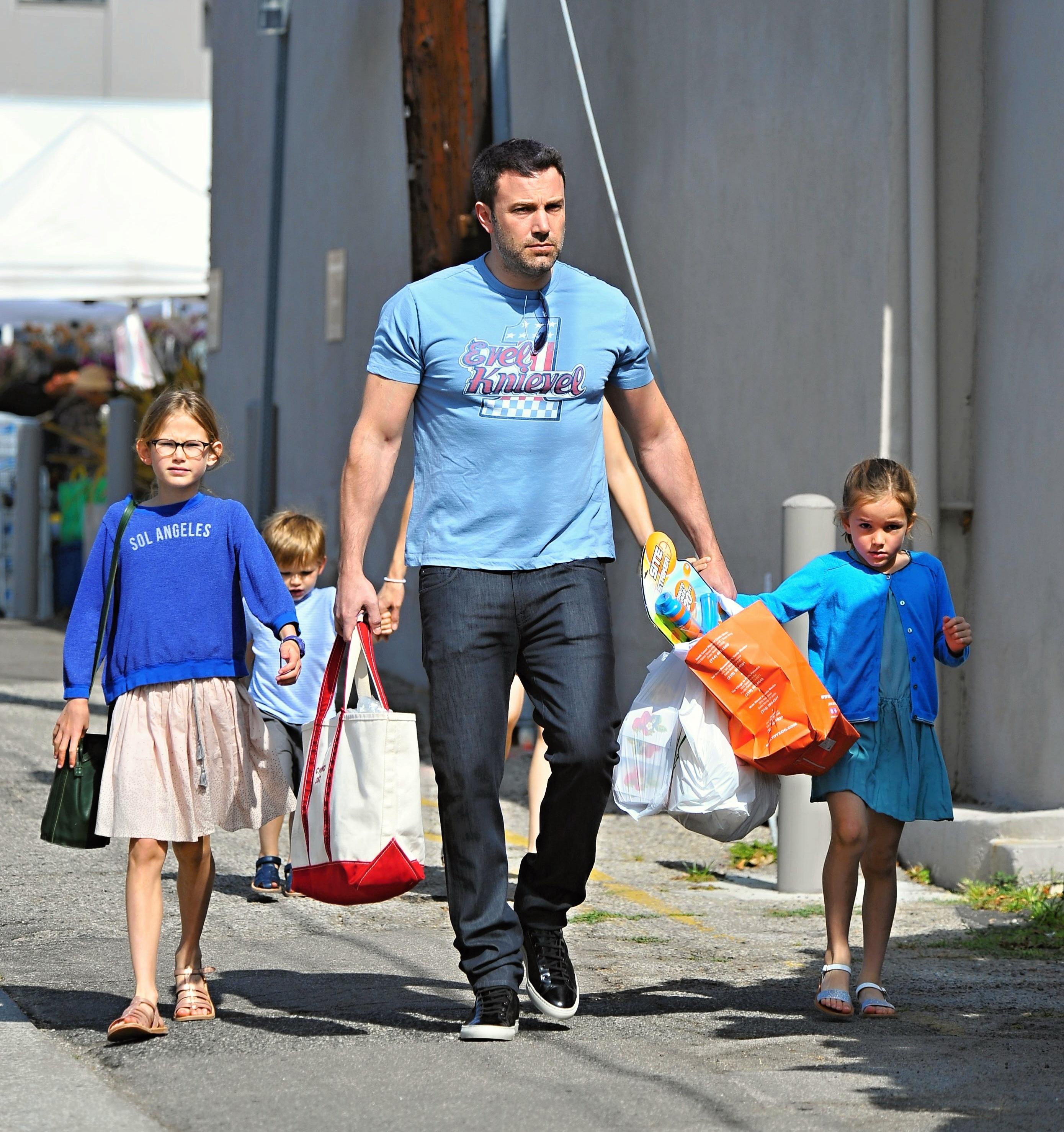 *EXCLUSIVE* Ben Affleck and Jennifer Garner wrap up a Family Farmer&#8217;s Market trip