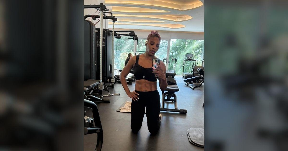 serena williams shows off abs in steamy gym selfie