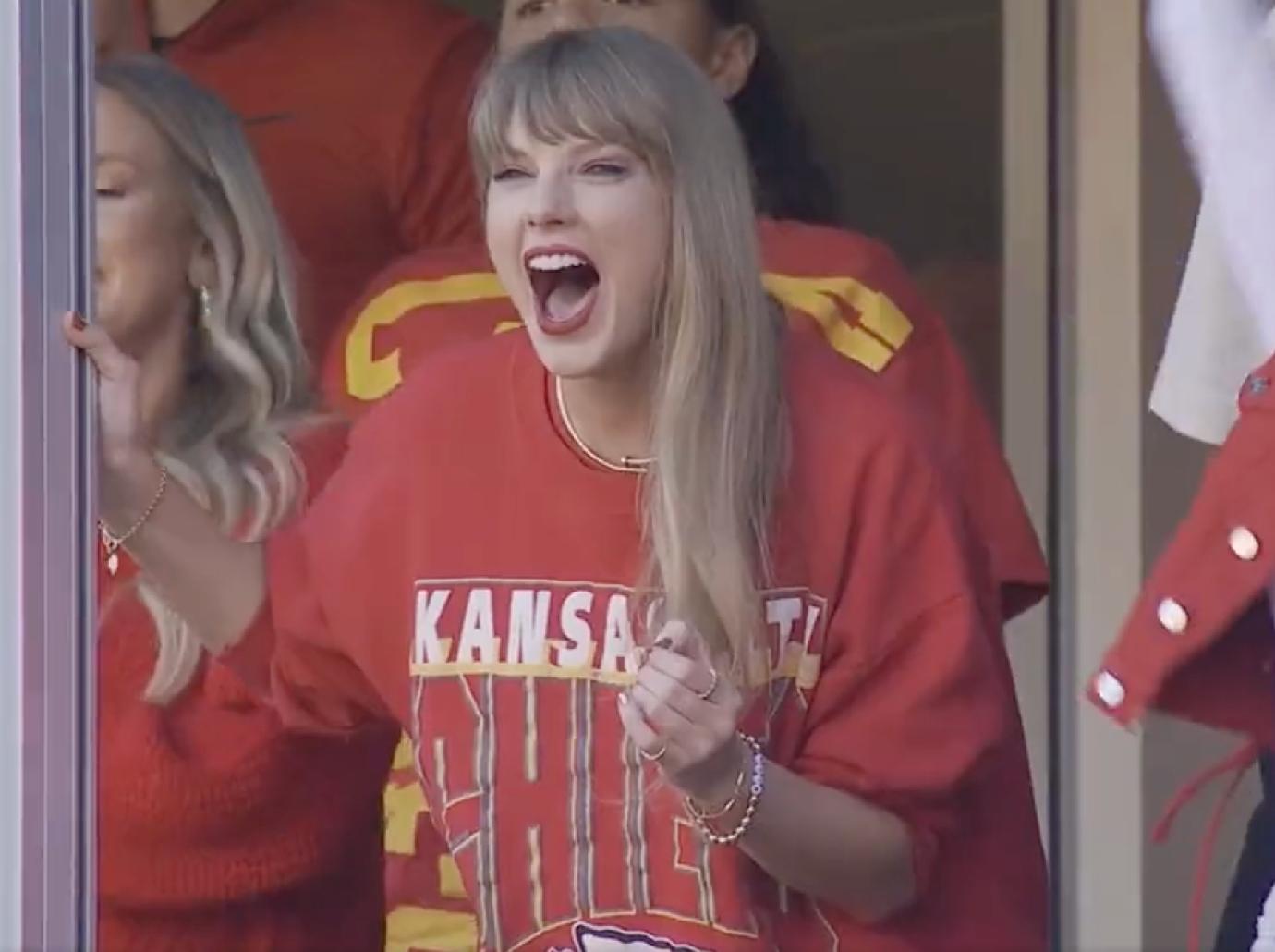 taylor swift travis kelce hold hands leaving chiefs game