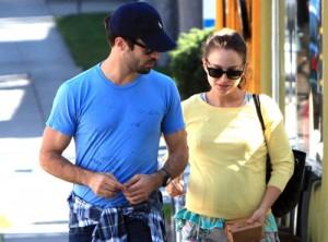 2011__04__Natalie_Portman_Benjamin_Millepied_April11newsnea 300×222.jpg